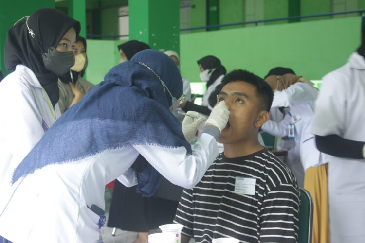 Pemeriksaan gigi gratis untuk mahasiswa di Asrama Hijau oleh Koas FKG Universitas Andalas (Unand), Sabtu (17/09/2022). (Genta Andalas/M. Rivaldo)