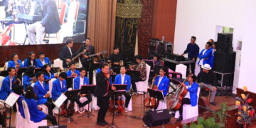 Pergelaran Orkestra ISI Padang Panjang dalam rangka Dies Natalis Unand ke-66, Selasa (13/9/2022). (Genta Andalas/Joy Prima)