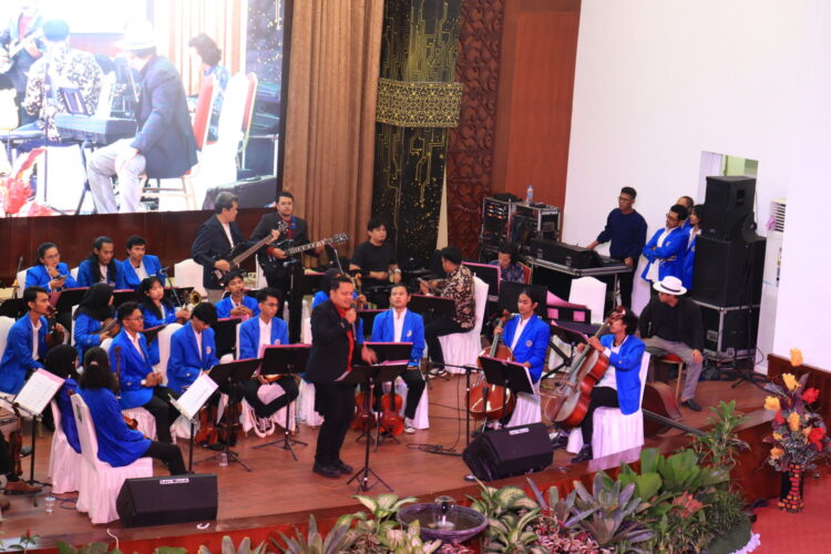 Pergelaran Orkestra ISI Padang Panjang dalam rangka Dies Natalis Unand ke-66, Selasa (13/9/2022). (Genta Andalas/Joy Prima)