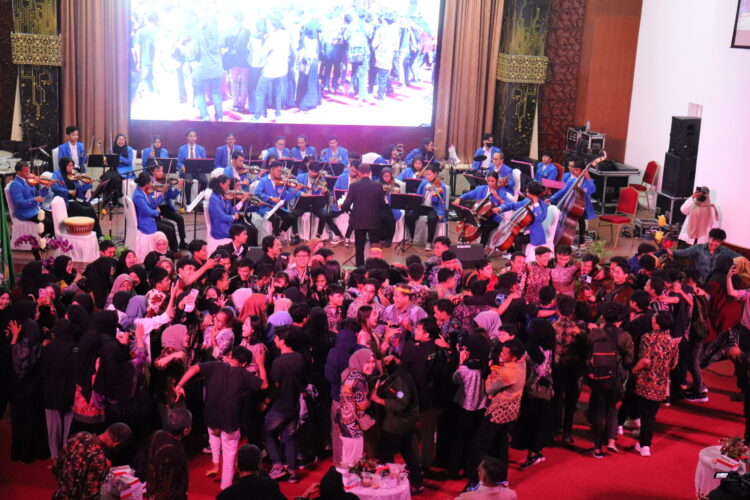 Potret penutupan acara malam kolaborasi orkestra ISI Padang Panjang dan Unand diiringi lagu yang berjudul “Wakuncar” di Gedung Convention Hall Unand, Selasa (13/9/2022). (Genta Andalas/Sherly Oktariani)