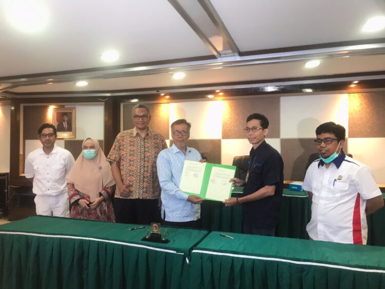 Penandatangan kerja sama dengan media lokal di Ruang Rapat Senat lantai 4 Rektorat Universitas Andalas, Kamis (1/9/2022). (Genta Andalas/Nabila Annisa)
