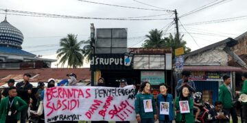 Aksi mimbar bebas BEM KM dan BEM Fakultas serta Mahasiswa Unand di Simpang Pasar Baru, Minggu (4/9/2022)