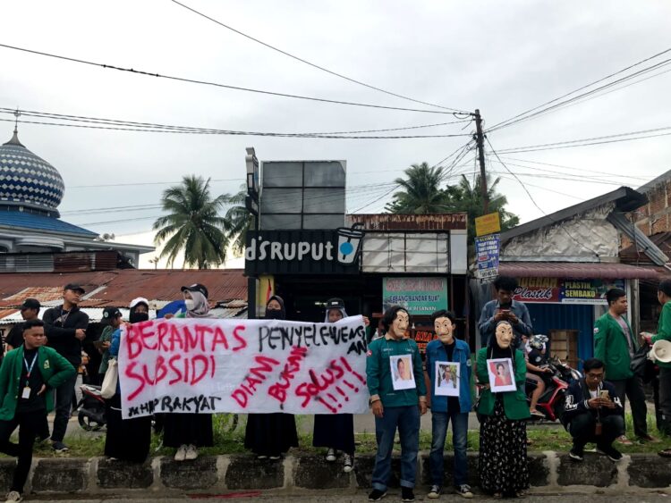 Aksi mimbar bebas BEM KM dan BEM Fakultas serta Mahasiswa Unand di Simpang Pasar Baru, Minggu (4/9/2022)