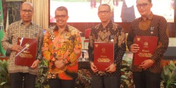 Pemberian penghargaan oleh rektor kepada civitas akademika Unand dalam rangka dies natalis ke-66 Unand yang bertajuk "Inovasi untuk Kedjajaan Bangsa," Selasa (13/9/2022) (Genta Andalas/Lusi Agustia)