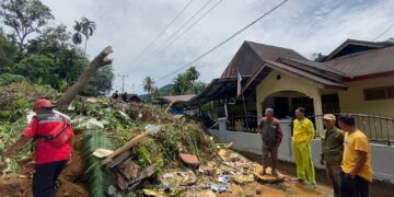 Tanah longsor yang menyebabkan bangunan PAUD tertimbun dan rumah penduduk rusak pada Kamis (22/9/202) (Genta Andalas/Syifa Khairani)