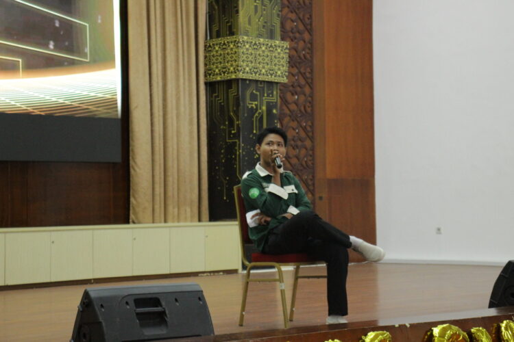 Penampilan stand up oleh Abrar Pawwaza pada acara AGA 2022 di Convention Hall pada Minggu (30/10/2022) (Genta Andalas/Nabila Annisa)