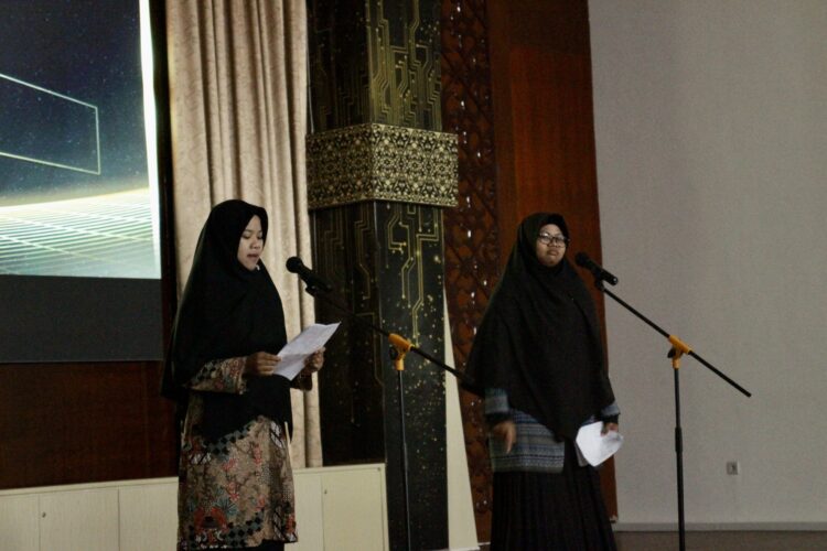 Pembacaan puisi oleh Putri Nengsih dan Prilly Nur Azizah pada acara AGA 2022 di Convention Hall pada Minggu (30/10/2022) (Genta Andalas/Riski Wahyudi)