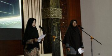 Pembacaan puisi oleh Putri Nengsih dan Prilly Nur Azizah pada acara AGA 2022 di Convention Hall pada Minggu (30/10/2022) (Genta Andalas/Riski Wahyudi)