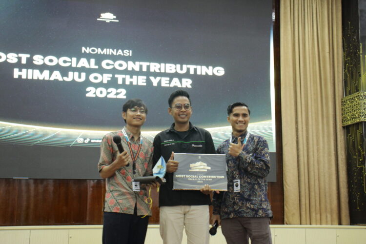 Penerimaan penghargaan kategori Best Social Contributing Himaju of The Year kepada HIMASEKTA pada acara AGA 20222 di Convention Hall pada Minggu (30/10/2022) (Genta Andalas/Nabila Annisa)