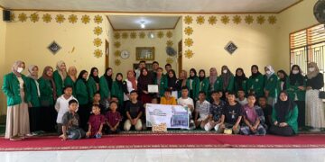 Foto bersama UKM Pikmag Unand dengan anak-anak panti asuhan Al-Hidayah dalam kegiatan bakti sosial, Sabtu (8/10/2022)