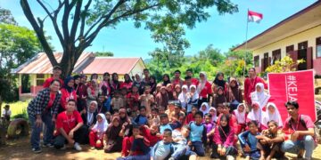 Komunitas Kejar Mimpi dan Siswa SDN 57 Air Dingin saat melakukan foto bersama, Sabtu (1/10/2022) (Genta Andalas/Humaira Zaini Putri)