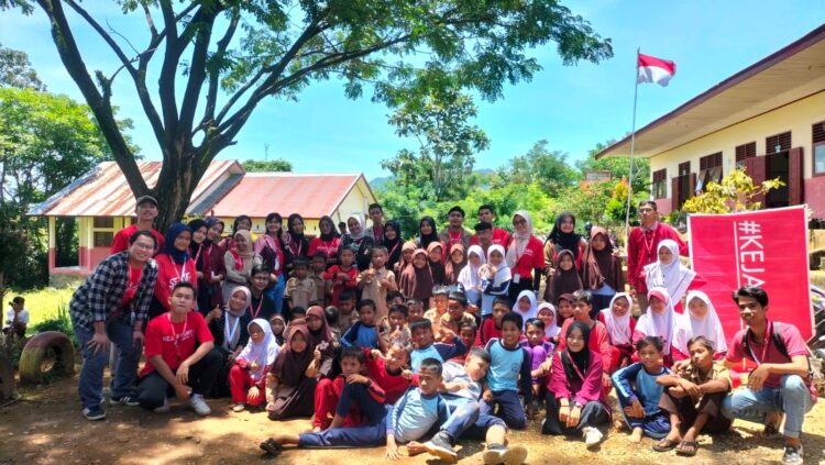 Komunitas Kejar Mimpi dan Siswa SDN 57 Air Dingin saat melakukan foto bersama, Sabtu (1/10/2022) (Genta Andalas/Humaira Zaini Putri)