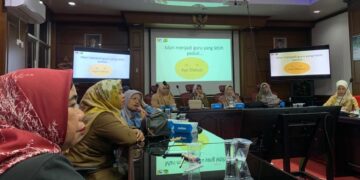 Penyuluhan Anti Kekerasan Seksual di Lingkungan Anak oleh Dosen Unand kepada Guru Paud dan TK se-Limau Manis di Gedung A FISIP Unand pada Senin (24/10/2022). (Genta Andalas/Kerina Jefani)