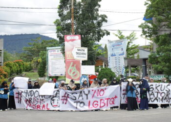 Orasi tentang penyimpangan dan kekerasan seksual yang dilakukan oleh BEM KM Universitas Andalas (Unand) di persimpangan jalan menuju gedung Pascasarjana dan gedung F Unand, Jumat (28/10/2022). (Genta Andalas/Joy Prima)