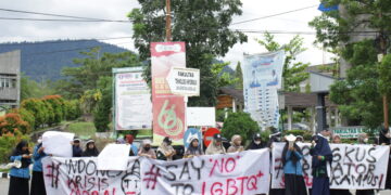 Orasi tentang penyimpangan dan kekerasan seksual yang dilakukan oleh BEM KM Universitas Andalas (Unand) di persimpangan jalan menuju gedung Pascasarjana dan gedung F Unand, Jumat (28/10/2022). (Genta Andalas/Joy Prima)