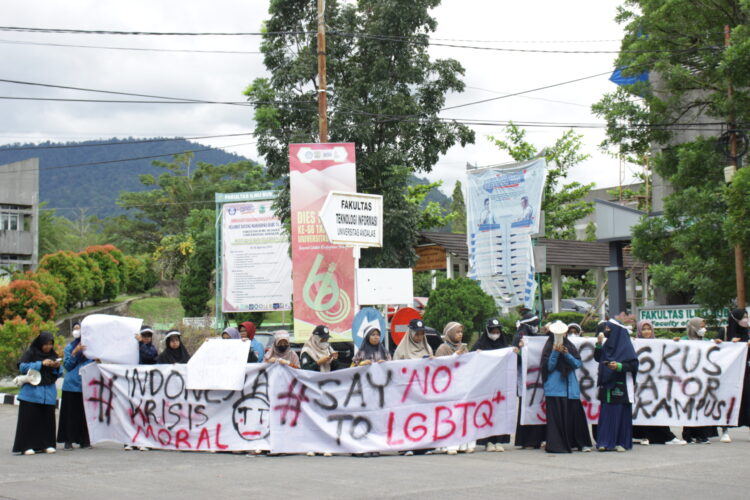 Orasi tentang penyimpangan dan kekerasan seksual yang dilakukan oleh BEM KM Universitas Andalas (Unand) di persimpangan jalan menuju gedung Pascasarjana dan gedung F Unand, Jumat (28/10/2022). (Genta Andalas/Joy Prima)