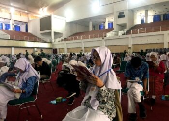 Sedang berlangsungnya acara olimpiade Sosiologi  yang di ikuti oleh siswa dan siswi se Sumatra Barat di auditorium Universitas Andalas (22/10/2022).
(Genta Andalas/ Sonia Helen).