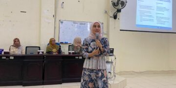 Penyampaian materi sosialisasi Satgas PPKS oleh Dr. Rika Susanti selaku ketua Satgas PPKS Unand., Jumat (7/10/2022) (Genta Andalas/ Sandra Ardiyana)