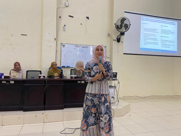 Penyampaian materi sosialisasi Satgas PPKS oleh Dr. Rika Susanti selaku ketua Satgas PPKS Unand., Jumat (7/10/2022) (Genta Andalas/ Sandra Ardiyana)