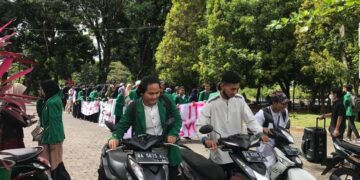 Peserta aksi mendorong beberapa motor dari Masjid Nurul Ilmi ke Rektorat sebagai bentuk protes atas banyaknya kasus kehilangan motor di Unand, pada Jumat (14/10/2022) (Genta Andalas/Nabila Annisa)