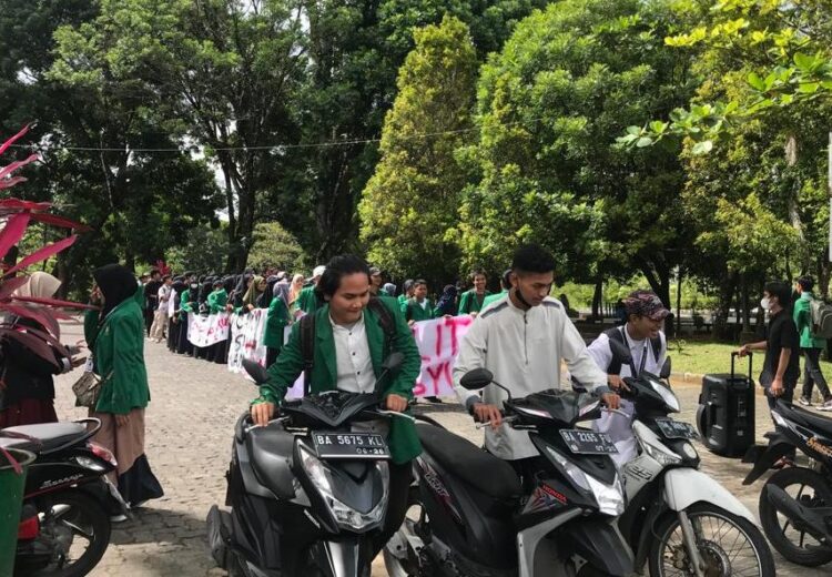 Peserta aksi mendorong beberapa motor dari Masjid Nurul Ilmi ke Rektorat sebagai bentuk protes atas banyaknya kasus kehilangan motor di Unand, pada Jumat (14/10/2022) (Genta Andalas/Nabila Annisa)