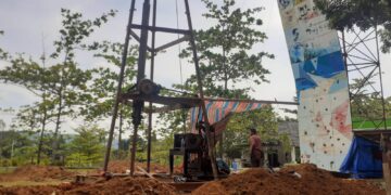 Pekerja melakukan pembangunan panjat tebing untuk POMNAS XVII Sumbar, Rabu (19/10/2022) (Genta Andalas/Asa Alvino Wendra)