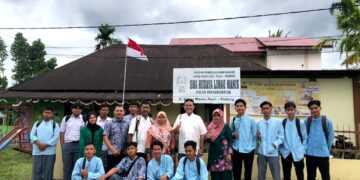 Foto bersama Departemen Sosiologi Unand dengan siswa SMA Hudaya Limau Manis, Jumat (21/10/2022) (Genta Andalas/M. Rivaldo)