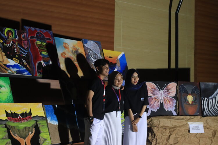 Studio Merah menyediakan spot foto berupa galeri pada Parade Teater 7 Aliansi Seni Mahasiswa se-Kota Padang pada Senin (17/10/2022). (Genta Andalas/Sherly Oktariani).