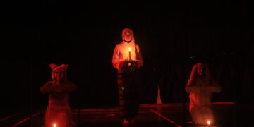 Potret penampilan teater oleh Studio Merah Fakultas Hukum Unand berjudul “Ambang Karam” dalam acara Parade Teater 7 pada Senin (17/10/2022). (Genta Andalas/Lusi Agustia).