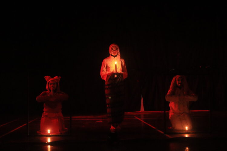 Potret penampilan teater oleh Studio Merah Fakultas Hukum Unand berjudul “Ambang Karam” dalam acara Parade Teater 7 pada Senin (17/10/2022). (Genta Andalas/Lusi Agustia).