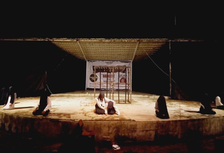 Penampilan panggung puisi dengan judul “Di Tengah Sunyi yang Memekakkan Telinga” oleh kelompok 7 di Medan Nan Balinduang FIB Unand pada Sabtu, (12/11/2022). (Genta Andalas/Humaira Zaini Putri)