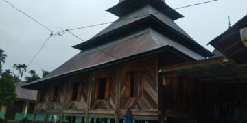 Seorang pengunjung berdiri di samping Surau Gadang Syekh Burhanaddin, Nagari Tanjung Medan, Ulakan, Kabupaten Padangpariaman, Sumatra Barat, pada Minggu (13/11/2022) (Genta Andalas/Souty) 