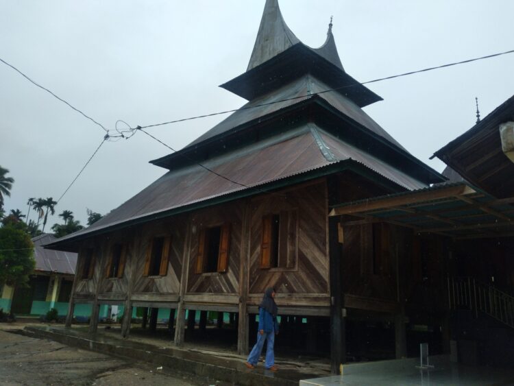 Seorang pengunjung berdiri di samping Surau Gadang Syekh Burhanaddin, Nagari Tanjung Medan, Ulakan, Kabupaten Padangpariaman, Sumatra Barat, pada Minggu (13/11/2022) (Genta Andalas/Souty)