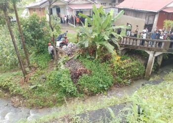 Kecelakaan di Bawah Gerbang Unand, Satu Motor Jatuh ke Sungai