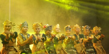Penampilan Tari Ratoh Jaroe oleh Mahasiswa Peternakan Angkatan 20 pada acara Inaugurasi Merpati Perak 20 di GOR Prayoga, Sabtu (12/11/2022). (Genta Andalas/Riski Wahyudi)