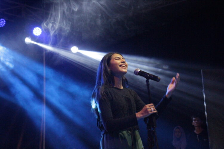 Penampilan The Secret yang membawakan beberapa lagu pada acara Inaugurasi Merpati Perak 20 di GOR Prayoga, Sabtu (12/11/2022). (Genta Andalas/Riski Wahyudi)