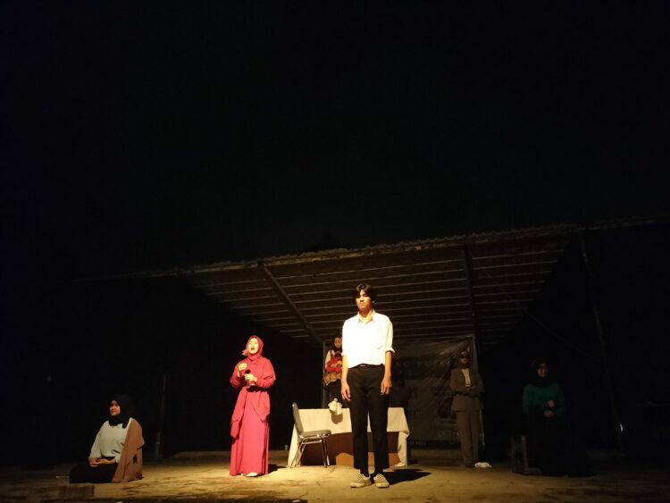 Penampilan panggung puisi dengan judul “Di Tengah Sunyi yang Memekakkan Telinga” oleh kelompok 7 di Medan Nan Balinduang FIB Unand, Sabtu (12/11/2022). (Genta Andalas/Humaira Zaini Putri)