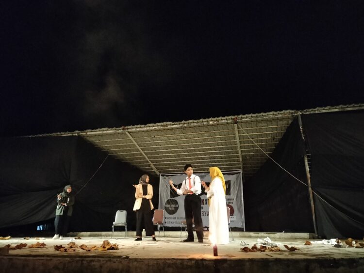 Penampilan panggung puisi dengan judul “Tidak dalam Kapal yang Sama, Ohh” oleh kelompok 4 di Medan Nan Balinduang FIB Unand, Sabtu (12/11/2022). (Genta Andalas/Humaira Zaini Putri)