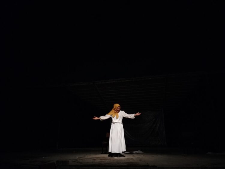 Penampilan monolog oleh perwakilan Himpunan Mahasiswa Jurusan Sastra Indonesia, Silvha Damayani dalam acara panggung puisi di Medan Nan Balinduang FIB Unand pada Sabtu, (12/11/2022). (Genta Andalas/Atika Liutami Sadri)