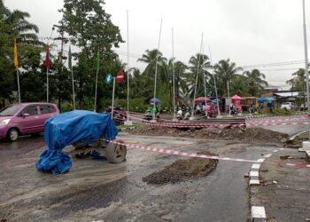 Perbaikan saluran air di depan gerbang utama Unand untuk mengatasi genangan air yang merembes, Senin (14/11/2022). (Genta Andalas/Lusi Agustia)