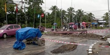 Perbaikan saluran air di depan gerbang utama Unand untuk mengatasi genangan air yang merembes, Senin (14/11/2022). (Genta Andalas/Lusi Agustia)