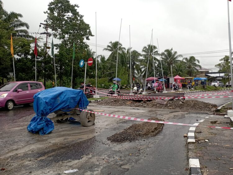 Perbaikan saluran air di depan gerbang utama Unand untuk mengatasi genangan air yang merembes, Senin (14/11/2022). (Genta Andalas/Lusi Agustia)