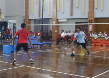 Atlet Bulutangkis Sumbar, M. Ariq Saputra menangkis kok dari atlet Kalsel Pada pertandingan Beregu Putra di Gedung Serba Guna Fakultas Hukum Universitas Andalas pada Senin (21/11/2022). (Genta Andalas/Aisyah Luthfi)