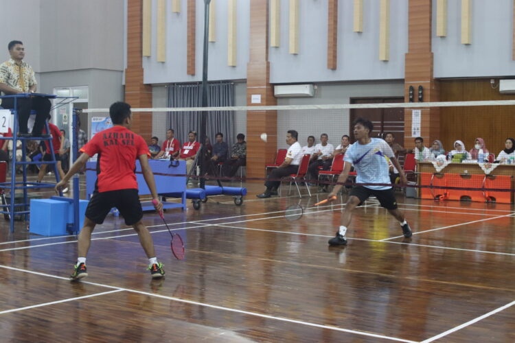 Atlet Bulutangkis Sumbar, M. Ariq Saputra menangkis kok dari atlet Kalsel Pada pertandingan Beregu Putra di Gedung Serba Guna Fakultas Hukum Universitas Andalas pada Senin (21/11/2022). (Genta Andalas/Aisyah Luthfi)