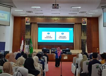 Penyampaian materi oleh Dwi Kartika Sari sebagai pemateri dalam acara pembekalan  menghadapi dunia kerja yang dilaksanakan oleh Unand Career di CH pada Rabu (2/11/2022)(Genta Andalas/Haura Hamidah)