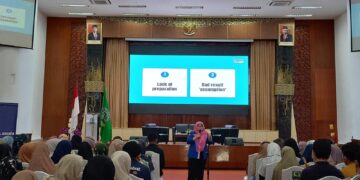 Penyampaian materi oleh Dwi Kartika Sari sebagai pemateri dalam acara pembekalan  menghadapi dunia kerja yang dilaksanakan oleh Unand Career di CH pada Rabu (2/11/2022)(Genta Andalas/Haura Hamidah)