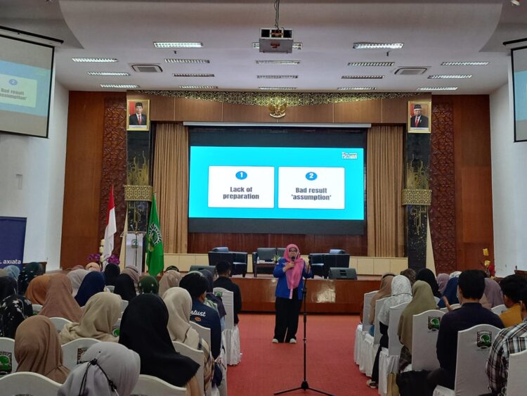 Penyampaian materi oleh Dwi Kartika Sari sebagai pemateri dalam acara pembekalan  menghadapi dunia kerja yang dilaksanakan oleh Unand Career di CH pada Rabu (2/11/2022)(Genta Andalas/Haura Hamidah)