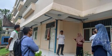 Tim evaluasi Unand saat meninjau langsung asrama RMS Pada Jum'at (4/11/2022).