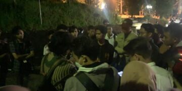 Mahasiswa Unand melakukan diskusi dengan Ketua DPM Unand Sa'adillah Fajar Alvi di parkiran gedung PKM Unand, Senin (7/11/2022). (Genta Andalas/Riski Wahyudi)