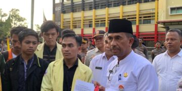 Kepala Dinas Pendidikan Sumbar, Barlius bersama  aliansi BEM Sumbar saat penandatanganan tuntutan aksi di depan kantor Gubernur Sumbar pada Jumat (25/11/2022). (Genta Andalas/ Kerina Jefani)
